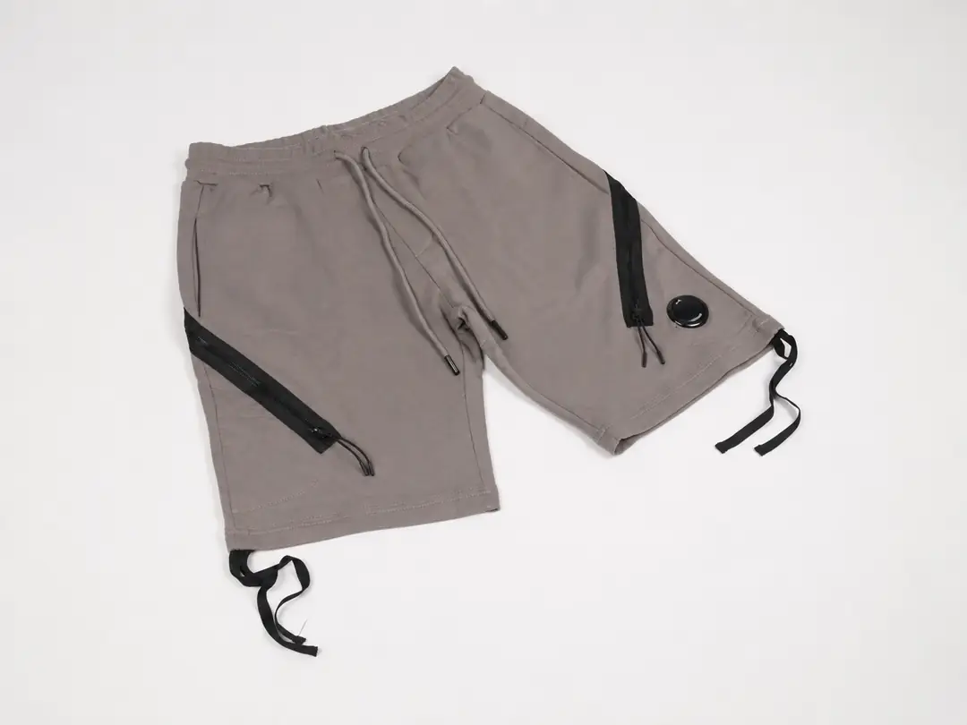 C.P. Company lens cargo shorts black 2/3